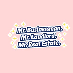 Könnte beinhalten: Ein Aufkleber mit dem Text "Mr. Businessman, Mr. Landlord, Mr. Real Estate" in weißer Schrift mit dunkelblauem Rand. Der Text befindet sich auf weißem Grund mit dunkelblauem Rand und ist von gelben Sternformen umgeben. Der Hintergrund ist hellrosa.