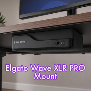 Op de afbeelding: Zwarte Elgato Wave XLR PRO-houder, bevestigd onder een houten bureau. De houder heeft het Wave XLR PRO-logo en een koptelefoonaansluiting en andere poorten. De tekst "Elgato Wave XLR PRO Mount" staat in paarse letters.