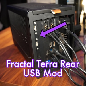 Könnte beinhalten: Ein schwarzes Computergehäuse mit einer Rückwand, die mehrere USB-Anschlüsse aufweist. Der Text "Fractal Terra Rear USB Mod" ist auf dem Bild zu sehen.