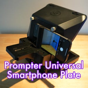 Puede incluir: Una placa negra para smartphone para un prompter. La placa está diseñada para sujetar un smartphone de forma segura en su lugar. La placa está hecha de plástico duradero y tiene una superficie texturizada. La placa es compatible con la mayoría de los smartphones.