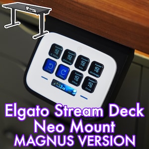 Könnte beinhalten: Ein weißes Elgato Stream Deck Neo Mount mit blauen und schwarzen Knöpfen, montiert unter einer Holzoberfläche. Der Text "Elgato Stream Deck Neo Mount MAGNUS VERSION" wird in Lila angezeigt. Ein schwarzer Schreibtisch mit dem Secret Lab-Logo befindet sich im Hintergrund.