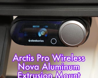 Può includere: Un dispositivo audio SteelSeries Arctis Pro Wireless nero e argento con una manopola di controllo del volume e un piccolo display. Il dispositivo è montato su un'estrusione di alluminio nero. Il testo "Arctis Pro Wireless Nova Aluminum Extrusion Mount" è visualizzato.