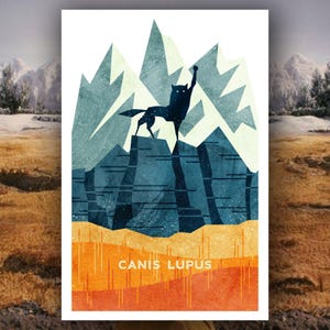 Puede incluir: Una silueta de lobo negro de pie en la cima de una montaña con un fondo geométrico azul y blanco. El texto "CANIS LUPUS" está impreso en blanco en la parte inferior de la imagen.