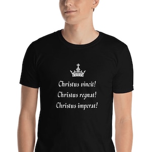 K&ouml;nnte beinhalten: Schwarzes T-Shirt mit einer wei&szlig;en Krone und dem Text "Christus vincit! Christus regnat! Christus imperat!"