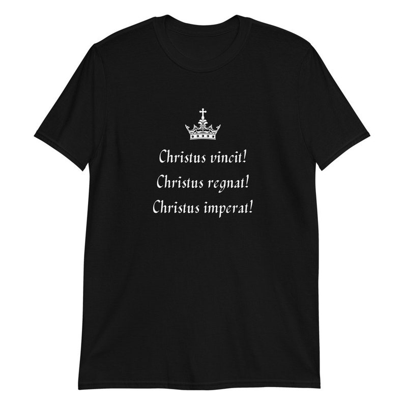 K&ouml;nnte beinhalten: Schwarzes T-Shirt mit einer wei&szlig;en Krone und dem Text "Christus vincit! Christus regnat! Christus imperat!"