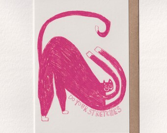 Tarjeta de felicitación A6, 'Haz tus estiramientos', ilustración de gato en lápiz de color rosa.