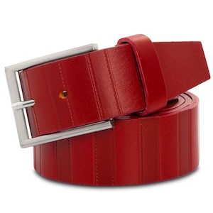 Op de afbeelding: Een felrode riem met een zilverkleurige rechthoekige gesp. De riem heeft verticale stikdetails en een bijpassende rode riemlus. De leren riem is een klassiek accessoire.