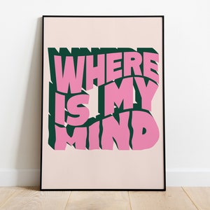 Puede incluir: Un póster rosa y verde con el texto "WHERE IS MY MIND" en una fuente retro y ondulada.
