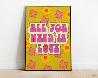 Może przedstawiać: Żółty plakat z różowym i białym retro napisem "All You Need Is Love". Plakat jest ozdobiony różowymi i żółtymi kwiatami.