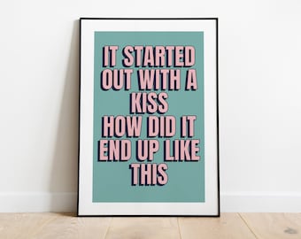 Może przedstawiać: Wydruk w ramie z turkusowym tłem i różowym tekstem, który brzmi "It started out with a kiss how did it end up like this".