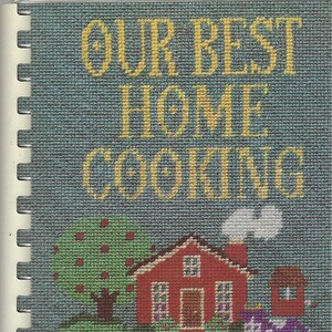 Könnte beinhalten: Ein Vintage-Kochbuch mit dem Titel "Our Best Home Cooking" mit einer Stickerei-Illustration eines roten Hauses, eines grünen Baumes, eines gelben Huhns und einer lila Kuh. Das Kochbuch stammt von der Central Community United Methodist Church.
