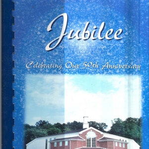 以下が含まれることがあります： 青と白の背景に「Jubilee Celebrating Our 50th Anniversary」のテキストが入ったパンフレット。レンガ造りの教会と緑の芝生、そして「Stuart Heights Baptist Church」のテキストが画像に含まれています。