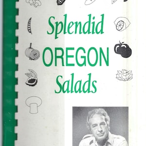 Puede incluir: Un libro de cocina titulado "Splendid Oregon Salads" con lomo verde e ilustraciones de verduras. La portada presenta una foto en blanco y negro de un hombre y el nombre del autor, Roy Pingo.