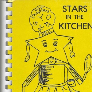 以下が含まれることがあります： 黄色いスパイラル綴じの料理本の表紙。シェフの帽子とエプロンを着た漫画の星のキャラクターが描かれています。「STARS IN THE KITCHEN」のタイトルが上部にあります。星はスプーンと鍋を持っています。