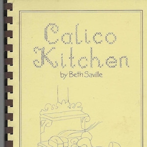以下が含まれることがあります： 黄色い表紙の、スパイラル綴じの本。「Calico Kitchen」のタイトルがクロスステッチ風の文字で表示され、その下に著者名Beth Savilleがあります。表紙には、ストーブのそばに人がいるキッチンのシーンの線画が含まれています。