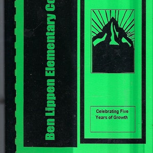 以下が含まれることがあります： 「ベン・リッペン小学校クックブック」というタイトルの緑と黒の料理本で、「Celebrating Five Years of Growth」と「Mountain of Trust」箴言 22:6 のテキストが書かれています。