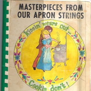 Puede incluir: Una portada de libro de cocina vintage con fondo amarillo y una ilustración colorida de una pareja cocinando. La ilustración está rodeada por un borde verde y rojo con el texto "Kissin' wears out Cookin' don't!" El texto "MASTERPIECES FROM OUR APRON STRINGS" está en la parte superior de la portada. El texto "COMPILED BY KANSAS KAPPA BETA CHAPTER of BETA SIGMA PHI Sabetha, Kansas" está en la parte inferior de la portada.