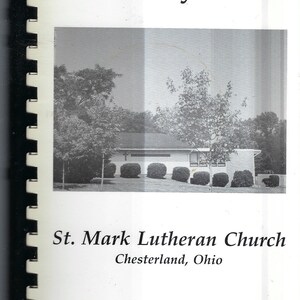 Op de afbeelding: Zwart-witfoto van een kerkgebouw met bomen op de voorgrond. De tekst "Our Daily Bread" staat bovenaan de pagina en "St. Mark Lutheran Church, Chesterland, Ohio" staat onderaan.
