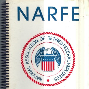 Op de afbeelding: Een wit kookboek met een rood, wit en blauw logo voor de National Association of Retired Federal Employees (NARFE). Het kookboek is getiteld "Culinary Treasures from Des Moines (Iowa) Chapter 148".