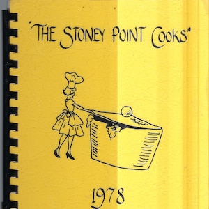 Peut inclure: Un livre de cuisine jaune avec une illustration en noir et blanc d'une femme portant un chapeau de chef poussant une grande casserole. Le titre du livre est "The Stoney Point Cooks" et l'année 1978 est imprimée sous l'illustration.
