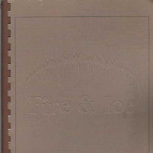 Puede incluir: Un libro de cocina marrón con el título "Fire & Ice Cookbook" en una fuente estilizada. La portada presenta un diseño gráfico de llamas y hielo.