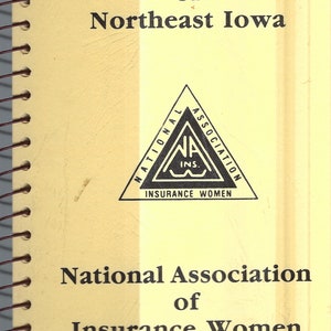 Peut inclure: Un livret jaune et blanc avec le texte "Insurance Women of Northeast Iowa" et un logo noir et blanc pour la National Association of Insurance Women (International).