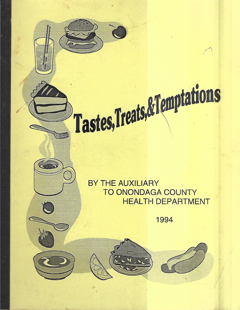 Puede incluir: Una cubierta de libro de cocina amarilla con el t&iacute;tulo "Tastes, Treats, & Temptations" en texto negro. La cubierta presenta ilustraciones de varios alimentos, incluyendo una hamburguesa, una rebanada de pastel, una taza de caf&eacute;, un hot dog y una rebanada de pastel. El texto "By the Auxiliary to Onondaga County Health Department" y el a&ntilde;o "1994" tambi&eacute;n est&aacute;n impresos en la cubierta.