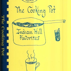 Puede incluir: Una cubierta de libro de cocina amarilla con el título "The Cooking Pot" y el subtítulo "Indian Hill Favorites" en una fuente manuscrita. La cubierta también presenta ilustraciones de una olla de comida, un vaso de té helado y una taza de café.