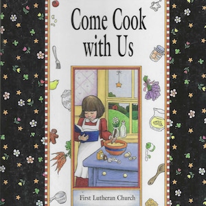 Può includere: Copertina di un libro di cucina per bambini con il titolo "Come Cook with Us" in grandi lettere nere. L'illustrazione mostra una bambina in cucina, che legge un libro di cucina e mescola gli ingredienti. Lo sfondo è nero con motivi floreali e stellati.