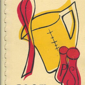 Può includere: Copertina di un libro di cucina vintage con una brocca gialla, un nastro rosso e due saliere e pepiere rosse. Le parole "SAC HI..." e "COOK BOOK" sono stampate in nero. Lo sfondo è beige chiaro.