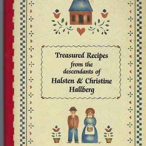 Puede incluir: Una portada de libro de cocina vintage con una ilustración pintada a mano de una casa, dos figuras y flores. El título dice "Recetas apreciadas de los descendientes de Halsten y Christine Hallberg".