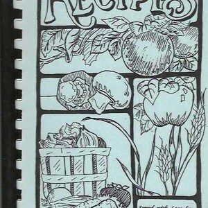 Pode incluir: Capa de livro de receitas com espiral com o título "RECIPES" em letras grandes e estilizadas. A capa apresenta uma ilustração a preto e branco de vários vegetais e frutas, incluindo maçãs, cogumelos e cenouras. O texto na parte inferior diz "Served with Love from Living Water Assembly of God and Friends."