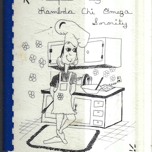 Puede incluir: Una ilustración en blanco y negro de una mujer con un gorro de cocinero y un delantal, de pie en una cocina con una batidora y un tazón. El texto "Recipes By Lambda Chi Omega Sorority" está escrito en la parte superior de la página.