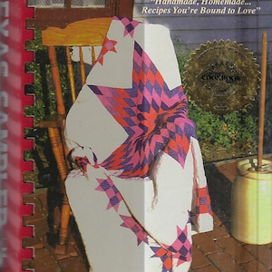 Könnte beinhalten: Ein Vintage-Kochbuch mit dem Titel "Texas Sampler" mit einem Quiltmuster auf dem Umschlag. Das Kochbuch stammt aus dem Basco Community Cookbook und trägt den Text "Handmade, Homemade... Recipes You're Bound to Love."