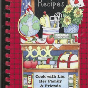 Könnte beinhalten: Ein Kochbuchcover mit roter karierter Spiralbindung. Das Cover zeigt eine Tafel mit dem Wort „Rezepte“, einen Globus, eine amerikanische Flagge, Sonnenblumen und Bücher. Der Titel „Cook with Lis, Her Family & Friends“ wird angezeigt.