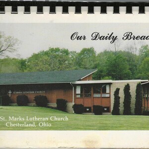 Op de afbeelding: Een foto van de St. Marks Lutheran Church in Chesterland, Ohio. De kerk is een bakstenen gebouw met een bruin dak en een bord met de tekst "St. Marks Lutheran Church". De kerk is omgeven door bomen en gras.