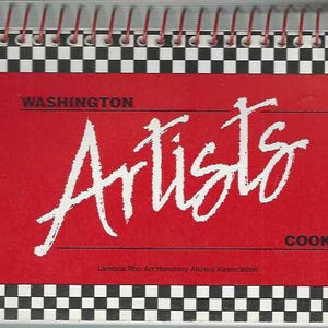 以下が含まれることがあります： 赤い表紙に白い筆記体で「Artists」と書かれた、スパイラル綴じの料理本。表紙には「Washington」と「Cook」の文字も含まれています。ボーダーは白黒のチェッカーボードパターンです。