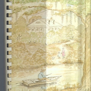 Pode incluir: Uma pintura em aquarela de uma casa branca com telhado verde e uma família de três pessoas em pé na frente dela. A casa é cercada por árvores e um rio. A pintura é intitulada "Cotton Country Collection".