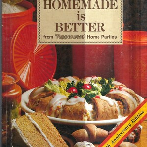 Pode incluir: Uma capa de livro de cozinha vintage com o título "Homemade is Better" de Tupperware Home Parties. A capa apresenta uma variedade de alimentos, incluindo um pão em forma de anel com cobertura branca, um bolo de camadas e uma variedade de bolos. O livro de cozinha é uma edição especial do 30º aniversário.