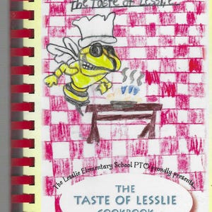 Puede incluir: Un fondo a cuadros rojos y blancos con una abeja de dibujos animados que lleva un gorro de cocinero. La abeja sostiene una espátula y está de pie junto a una mesa con un plato de comida. El texto "The Taste of Lesslie Cookbook" está escrito en un óvalo blanco sobre un fondo rojo. El texto "The Lesslie Elementary School PTO proudly presents" está escrito en negro debajo de la abeja.