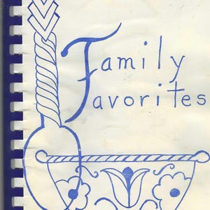 Puede incluir: Una ilustración azul y blanca de una cuchara y un tazón con el texto "Family Favorites" sobre un fondo blanco.