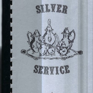 Puede incluir: Una ilustración en blanco y negro de un servicio de plata con el texto "SILVER SERVICE" y "The Guild of the Museum of Science".