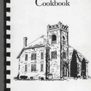 Puede incluir: Dibujo lineal en blanco y negro de una portada de libro de cocina. El título dice "Women's Fellowship Cookbook" sobre una ilustración de un edificio de iglesia. Debajo, el texto "Stonerstown Church of the Brethren, Saxton, Pennsylvania 1993."