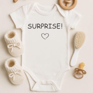 Babybody zur Schwangerschaftsverkündung, Baby Bodysuit 'Surprise' + Herz, Überraschung, Baby, Schwangerschaft verkünden, Geschenk
