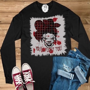 Könnte beinhalten: Schwarzes Langarmshirt mit einem Motiv eines gruseligen Clowns mit roten Haaren und einer roten Schleife. Das Motiv ist von roten Spritzern umgeben und der Text "You'll Float Too!" befindet sich unter dem Motiv.