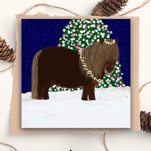 Poney Shetland et guirlande lumineuse ! Conception festive gaie avec un beau poney Shetland. Jeu de cartes de Noël poney. Carte de Noël cheval.
