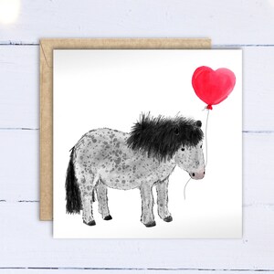 Shetland Pony Karte zum Valentinstag mit einem grauen Pony mit Herzballon. Pferd-Valentinstagskarte. Valentinstag für Ponybesitzer.