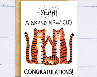 Tarjeta de felicitación por el nacimiento de un bebé con los orgullosos padres tigres y su nuevo cachorro. Tarjeta de felicitación por el nacimiento. Tarjeta de felicitación por el embarazo.