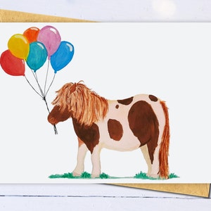 Pônei Shetland e balões! Design alegre com um lindo pônei Shetland. Cartão de aniversário com pônei Shetland. Cartão de aniversário com cavalo.