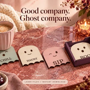 Könnte beinhalten: Vier geisterförmige Untersetzer mit dem Text CHILL, HAUNT, SIP und BOO. Die Untersetzer sind hellgrün, cremefarben und rosa, einer davon in einem dunkelvioletten Holzhalter. Der Text Good company. Ghost company. und LASER FILES • INSTANT DOWNLOAD ist zu sehen.